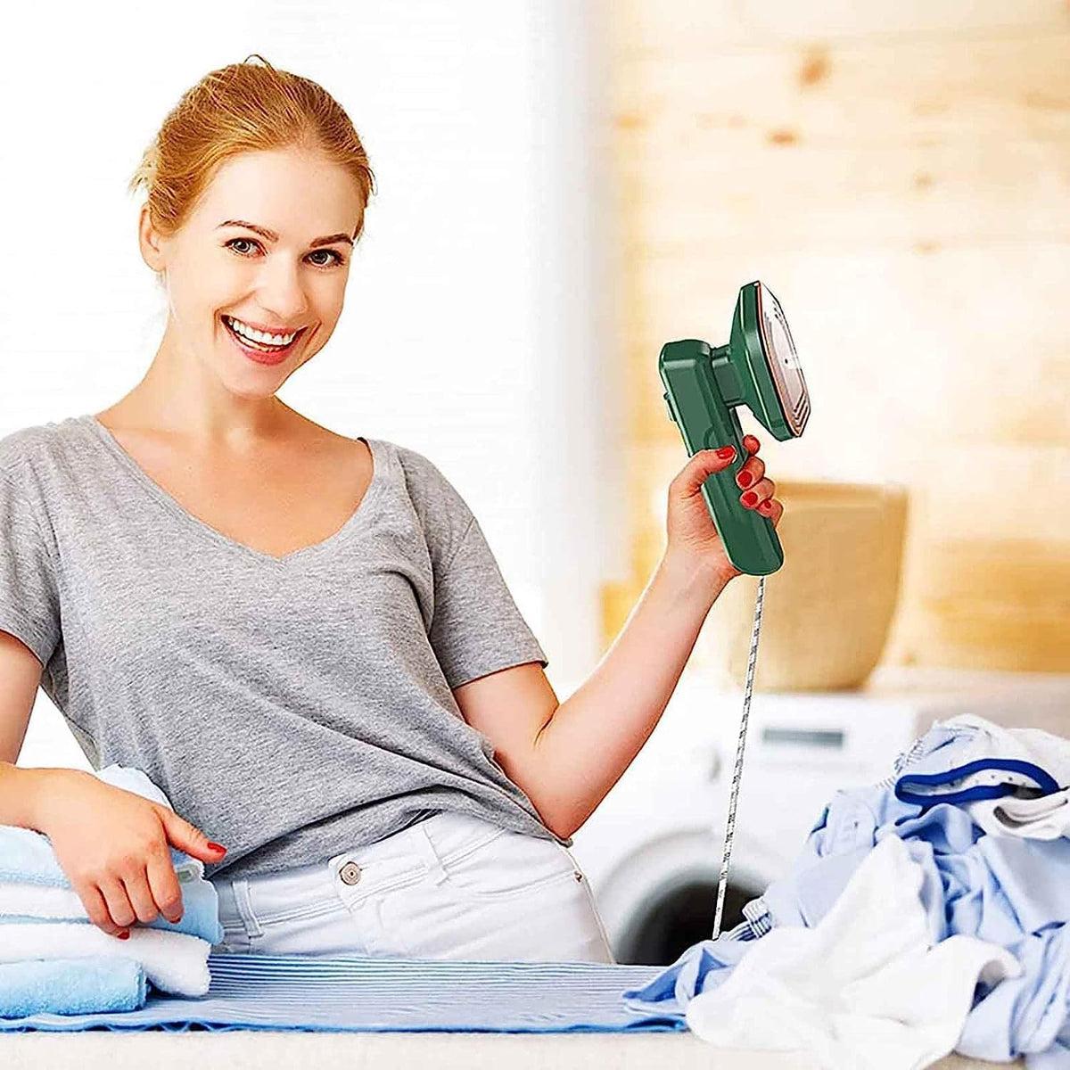 مكواة ملابس صغيرة محمولة مع بخاخ